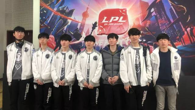 露了许多问 露了许多问